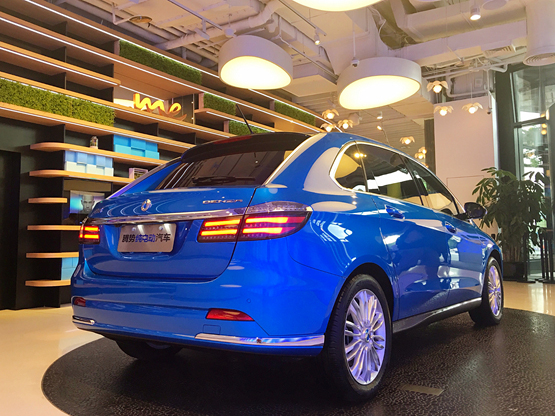 腾势400荣耀版上市 用"里程"诠释"心安"