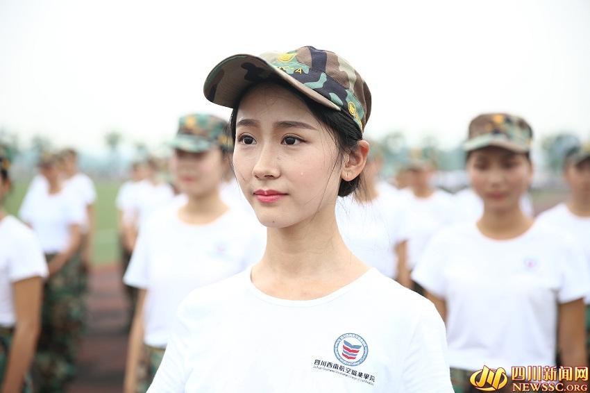 而在四川西南航空职业学院的军训场地,美女如云,站军姿,踢正步……有