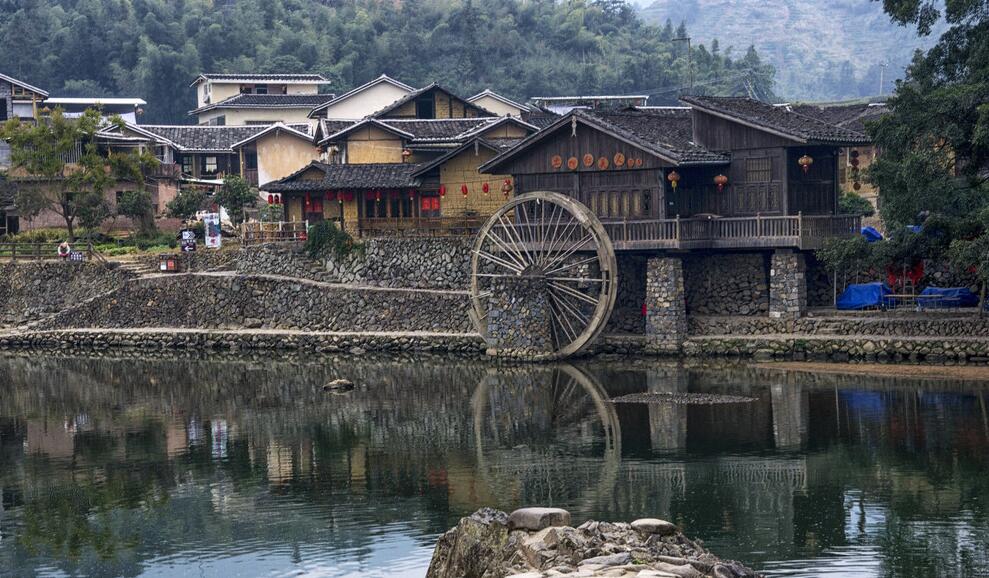 穿过,幽长的古道,百年老榕树,神奇的土楼,无不给人们以宁静超然的感觉