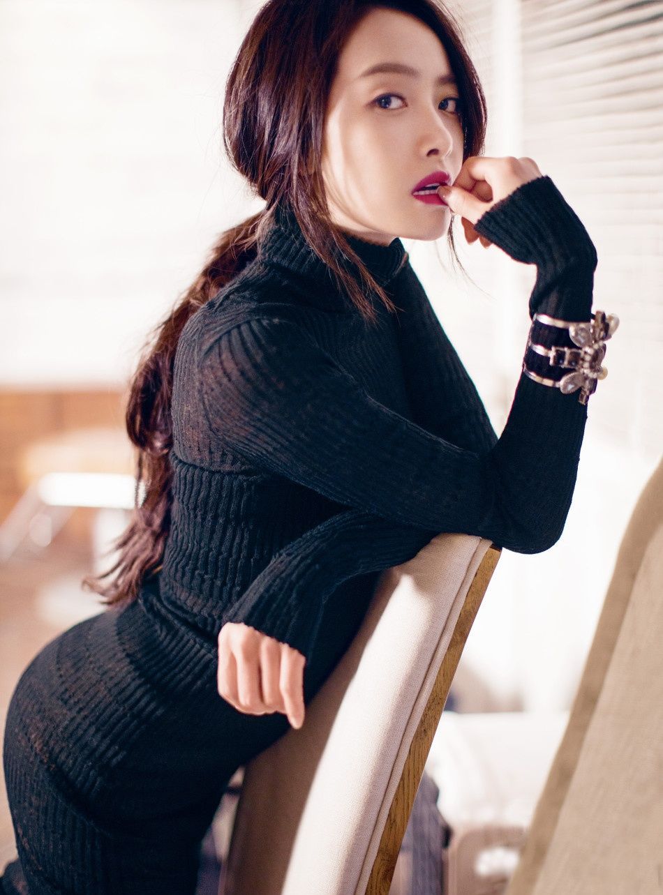 日前,宋茜征战巴黎时装周为某时尚杂志拍摄的封面大片曝光,照片中宋茜