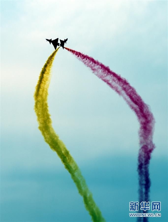 "空中芭蕾"盛宴:珠海航展表演队飞机数量创新高