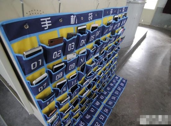 宁波高校教室里挂手机收纳袋 上课玩手机的学生少了