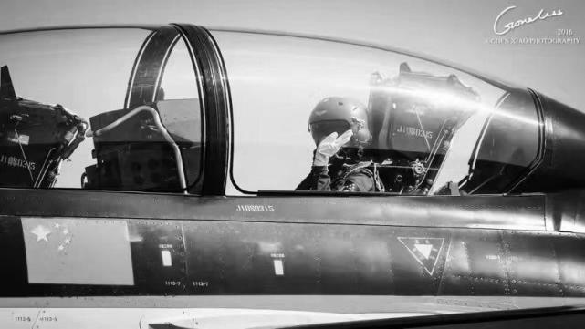 网曝八一表演队玉田坠机 首位歼十女飞行员牺牲