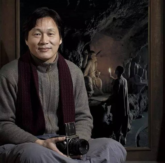 张望是江南人,修长而儒雅,说话慢慢的