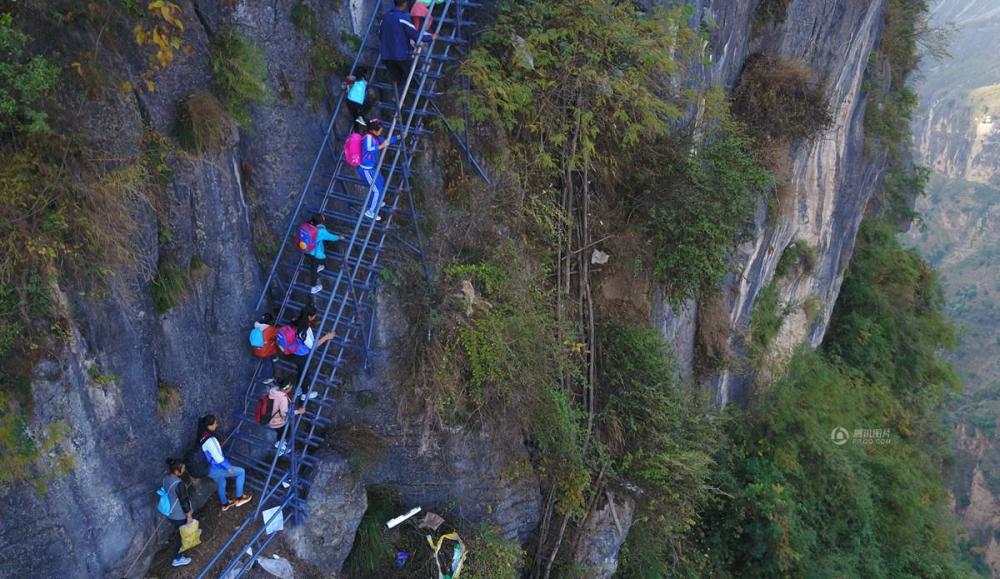 四川悬崖村新天梯修好 孩子们平安回家