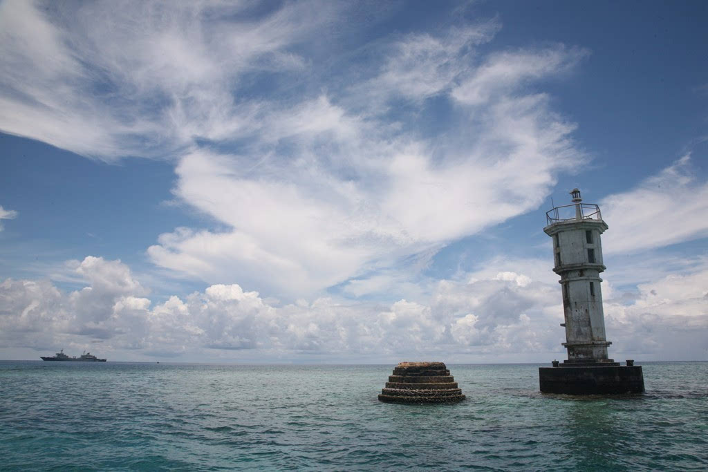 记者登上美济赤瓜,见证南沙灯塔震撼画面