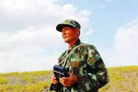 收音机是老魏的亲密伴侣