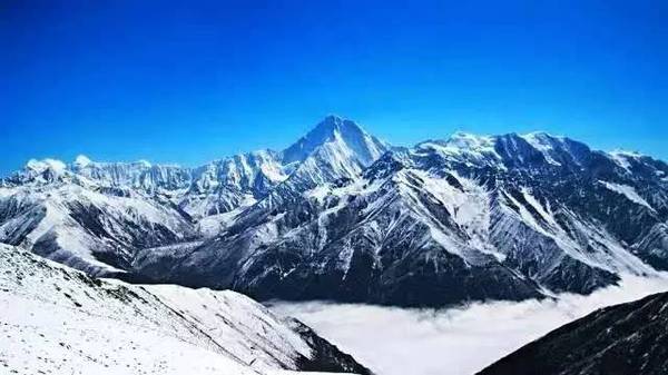 每个阶地上有十几个大小不同,形态各异的五色彩池,水深40-70厘米,彩池