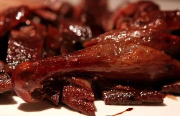 老年食堂招牌菜"酱鸭"