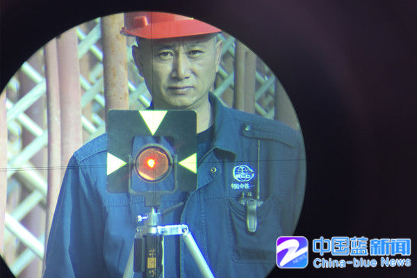 "蒋世元在调整好架子的水平后,通过对讲机向200米以外的队友吴名林说