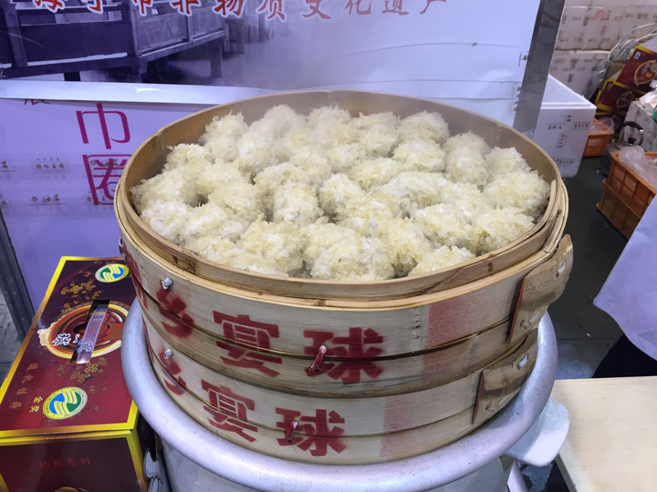 热气腾腾的海宁特产潮乡宴球(里面是鱼肉,外面是肉皮)