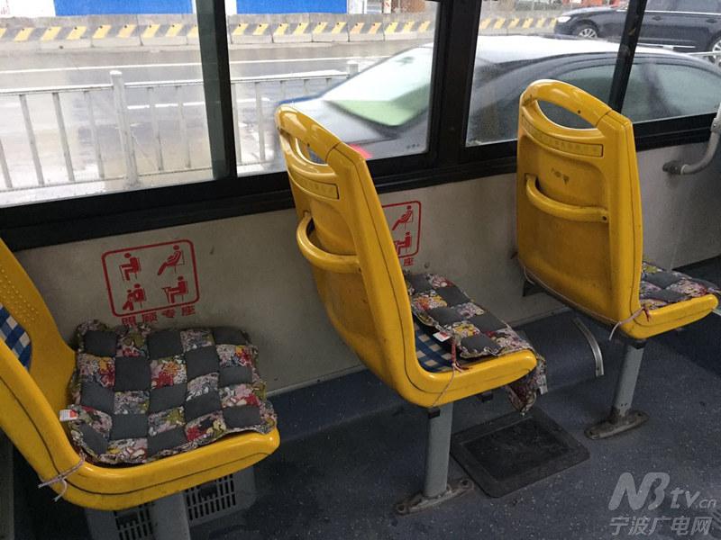 图为爱心座位上的爱心坐垫.