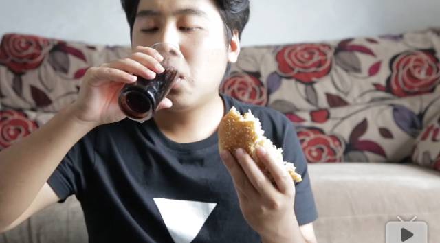 美食博主界的泥石流 这位一本正经做美食的杭州野食小哥火了