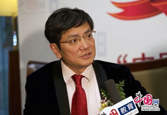 郑强接受媒体采访.