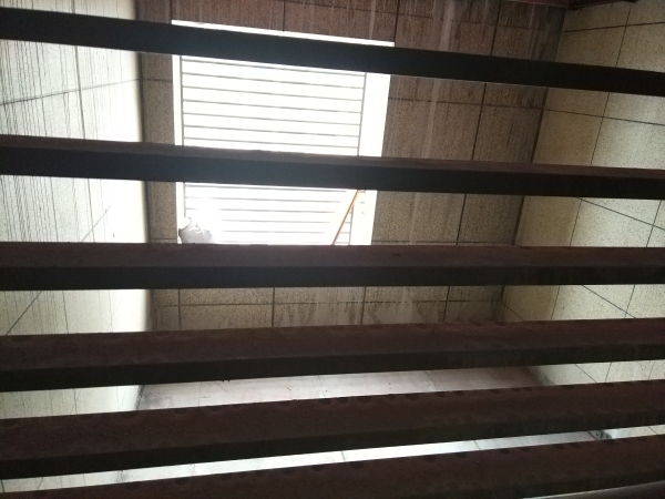 12号楼某楼层,通风井已被围成封闭房间,地砖也已铺好.