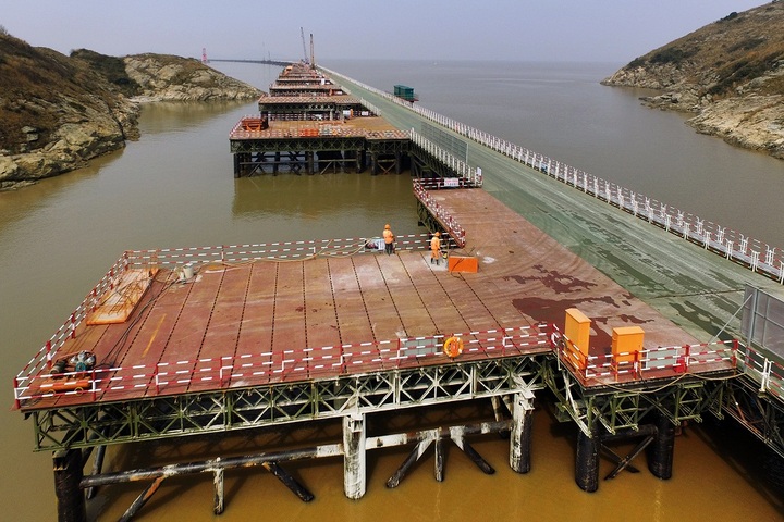 鱼山大桥栈桥施工忙 现已初展雄姿