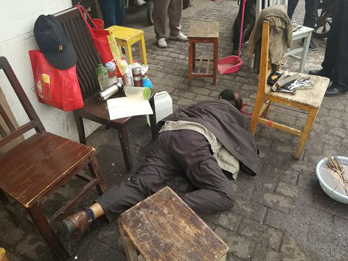 大伯突然倒地满脸是血 得这病的人一到春天就很"危险"