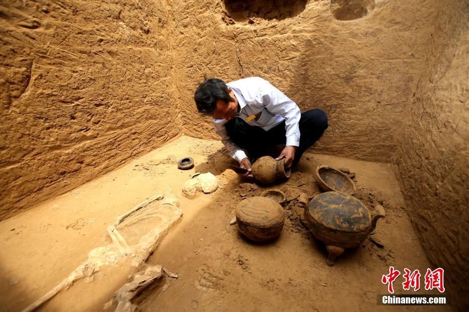 據現場工作人員介紹,目前已發現了古代墓葬30座,930_620