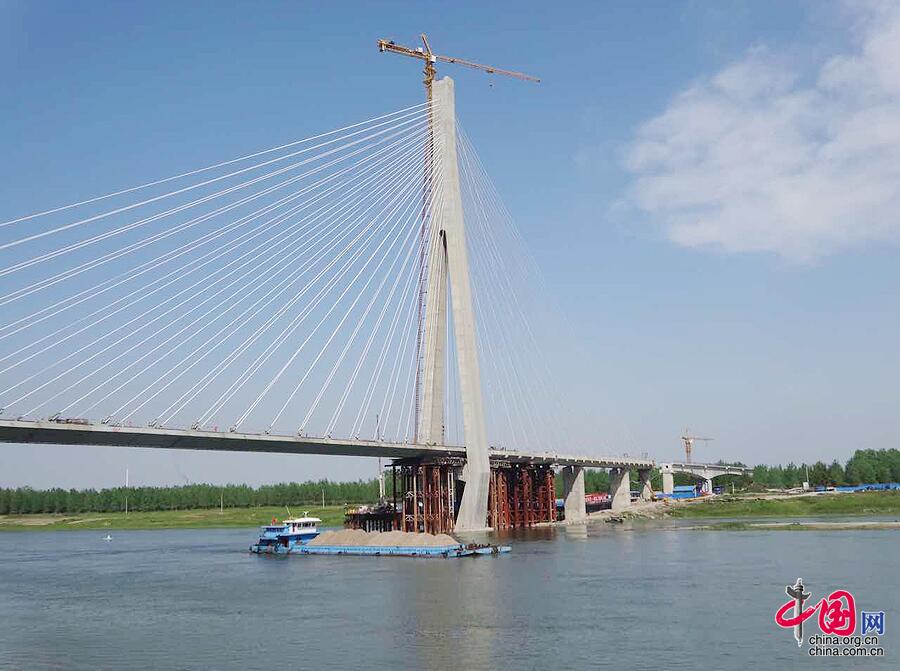 国内首座铁路混合梁独塔斜拉桥合龙