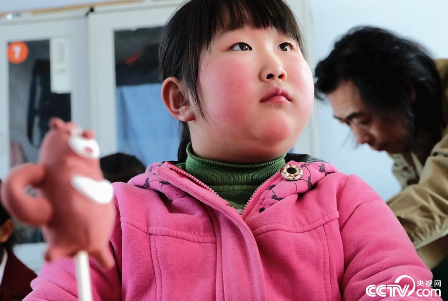 哈尔滨一小女孩长相酷似中国梦宣传画里的"梦娃"