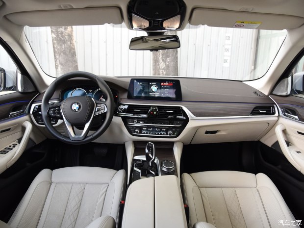 整体内饰造型也更像是宝马7系的下放,中控台的液晶显示屏采用独立式