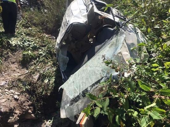 云南南涧一辆汽车翻至路下致3死8伤