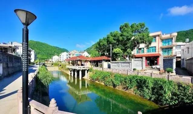 从坑潘村出发,沿着山路往上走,有一条坑潘古道.