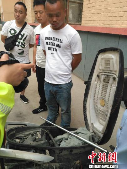 兰州男子无照酒驾摩托闯红灯遭拦 挥铁棍袭警被拘