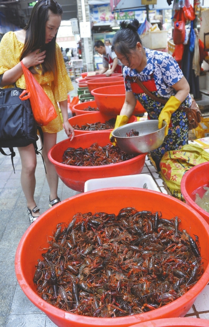 进入5月后,成都青石桥海鲜市场的小龙虾销量大增