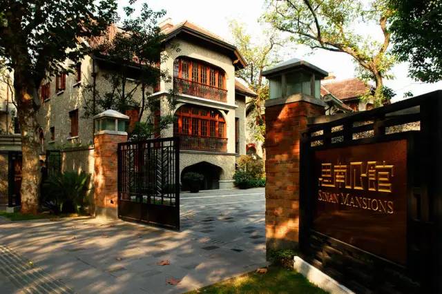 文艺活动,展览与讲座络绎不绝,仿佛为这片旧租界带来了一场"文艺复兴"