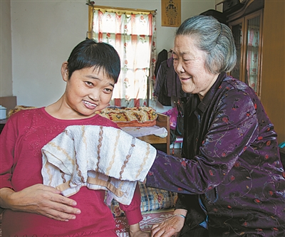 花甲收养"女儿"耄耋抚育"外孙" 宁波阿婆传递人间大爱