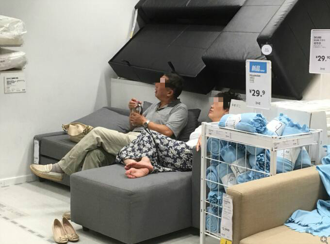 天气炎热 杭州宜家频现"葛优瘫"