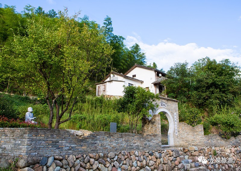 遥望村庄,雾气缭绕,屋舍参差,白墙黛瓦,不嚣不俗.