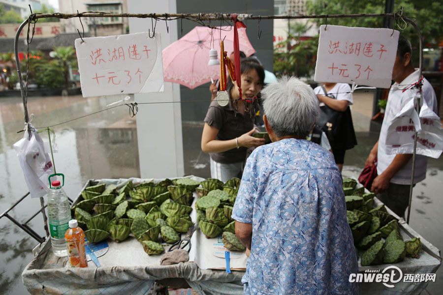 西安90岁奶奶天天出摊卖莲蓬 挣钱贴补三个儿子