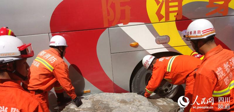 救援道路上出现了越来越多的大石块,为确保道路畅通,成都消防官兵劈石