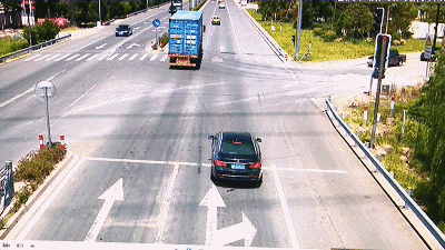 如此"接吻"如何消受得起?男子追尾空中旋转360度倒地