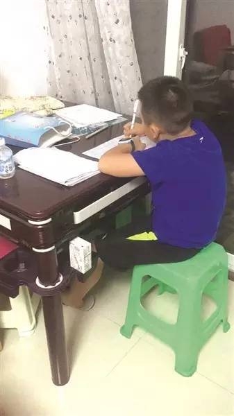 小学三年级的男生,赶作业到凌晨2点. 家长供图