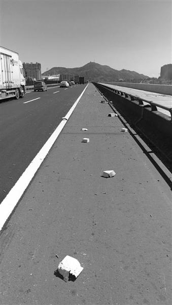 高速上各种奇葩抛撒物 交警一路为旅客"扫雷"