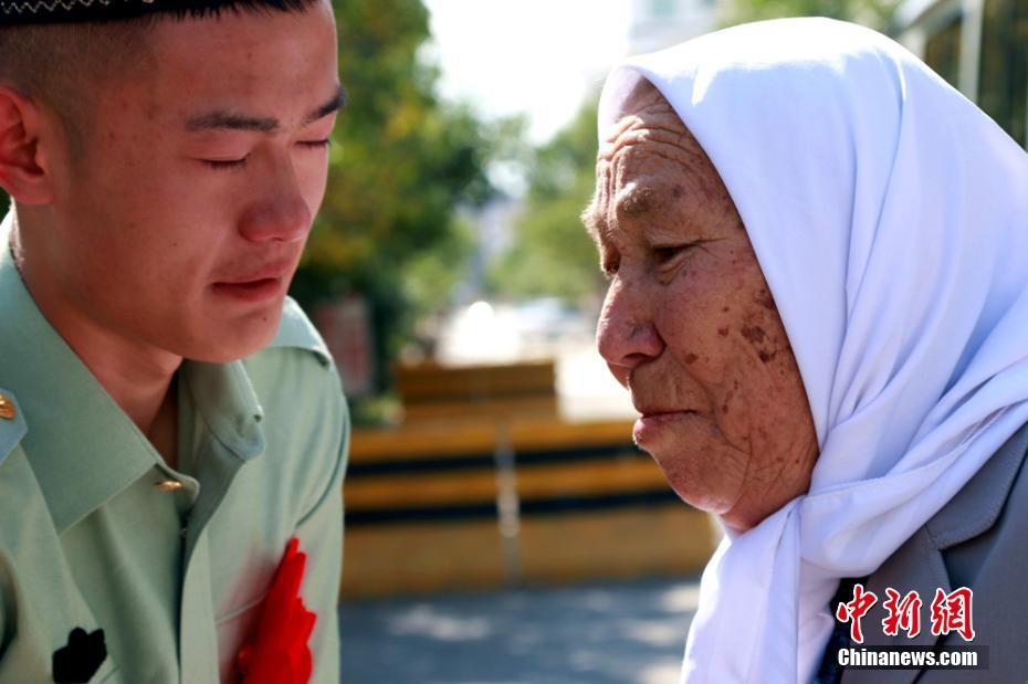 直击新疆西部公安边防欢送老兵仪式上的感人场面