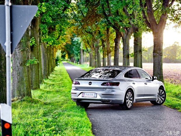 在我看来,大众cc是挂着vw标的异端,首先它的设计一点也不大众,轿跑