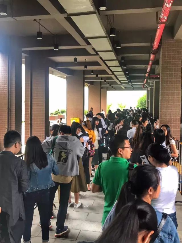 浙江超过10万人排队报名这场考试 有人等了4个小时