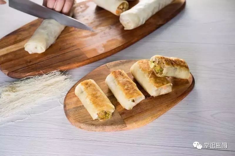 三门的 松花饼可口软糯,将糯米粉,天然松花和白糖揉和后温火烙成,是一