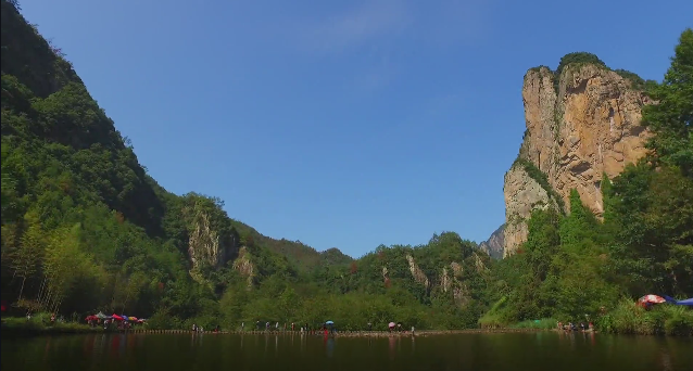 在衢州盛世莲花景区,"百步穿杨","顺藤摸瓜"等活动让游客们尽享农家
