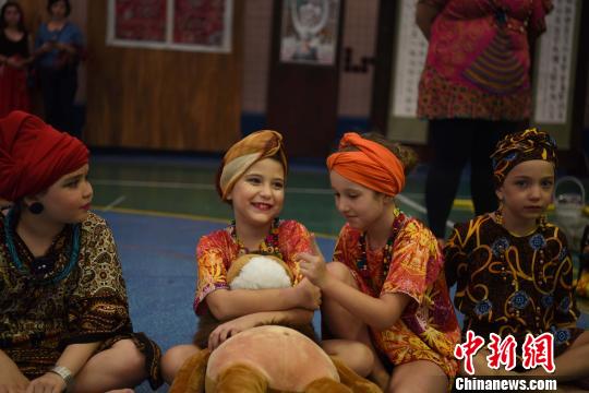 巴西圣保罗慈佑学校举办"民族节" 华裔学生首次参加