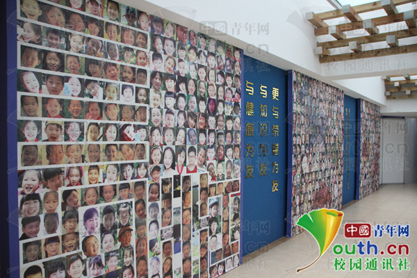 图为孩子们照片组成的笑脸墙.周建仕 摄