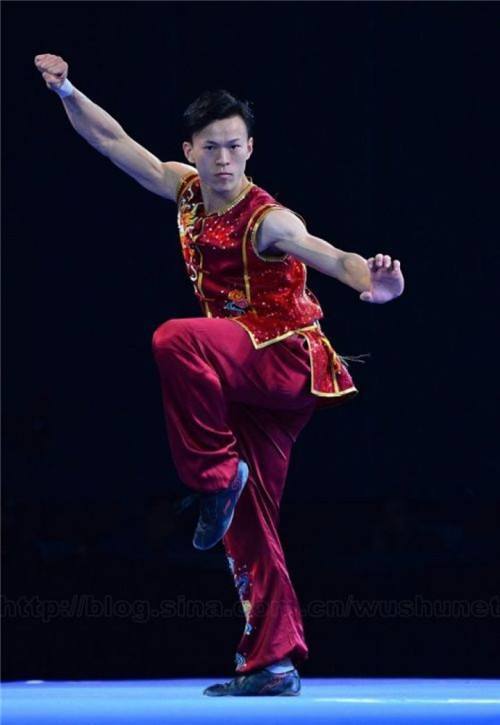 大家好,给大家介绍一下 这是温州武术世界冠军张耀文