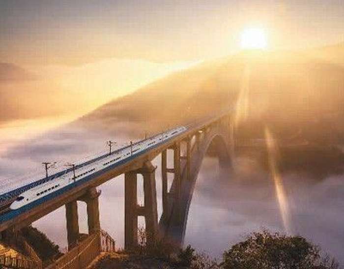 资料图:一列动车组正穿越南盘江特大桥.