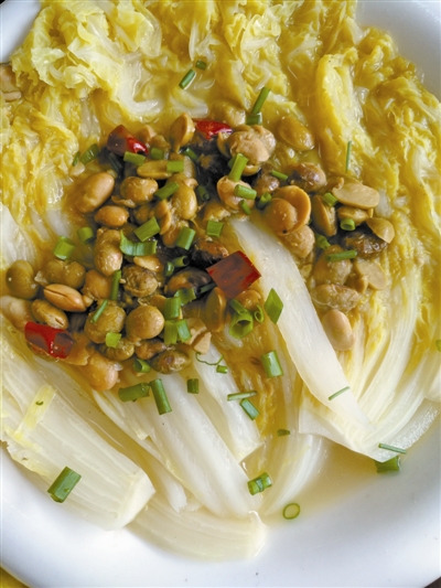 用阿成奶奶腌制的豆豉清蒸的豆豉白菜味道很鲜美.