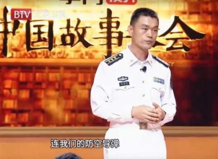 日前,海军潍坊舰政委范冠卿登上了北京卫视的舞台,披露了亲身经历的