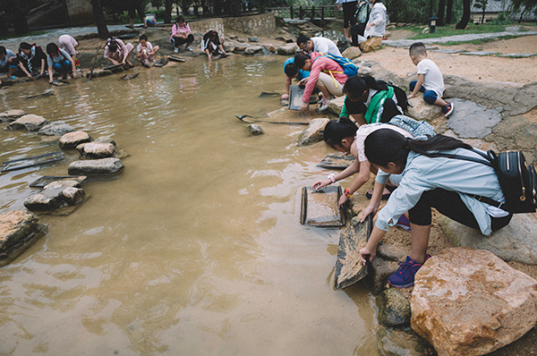 仿古小镇里的淘金河